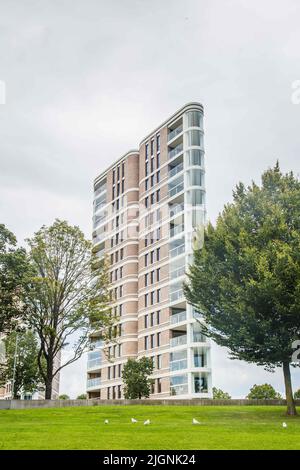 Den Bosch, Niederlande - 08. August 2017: Modernes Mehrfamilienhaus namens Amazones in Den Bosch Stockfoto