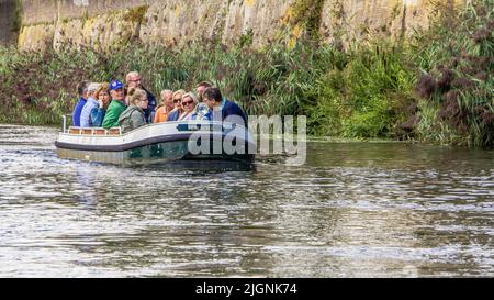 HERTOGENBUSCH, NIEDERLANDE - 28. AUGUST 2015: Tourist auf den Kanälen von Hertogebosch in den Niederlanden Stockfoto