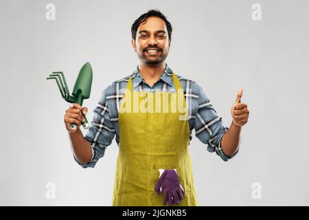 indischer Gärtner oder Landwirt mit Schachtel Gartenwerkzeugen Stockfoto
