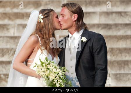 Roma, Italien. 19th. Juni 2005. ROM, Italien - 19.05.2005: Archivfoto der Hochzeit von Francesco Totti und Ilary Blasi in Rom in der Basilika Santa Maria in Ara coeli im Jahr 2005. 17 Jahre nach der Krise ihrer Ehe und am 21. Februar 2021 verbreiteten sich Gerüchte über die Trennung. Kredit: Unabhängige Fotoagentur/Alamy Live Nachrichten Stockfoto