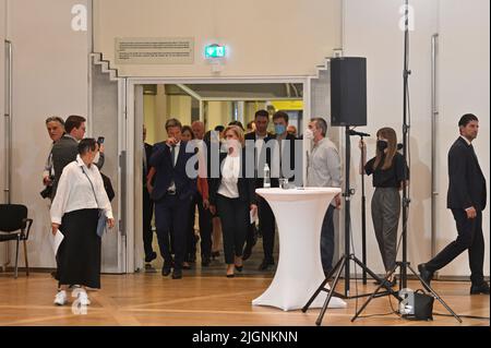 Wien, Österreich. 12.. Juli 2022. Pressekonferenz mit (L) Robert Habeck, Vizekanzler der Bundesrepublik Deutschland und Klimaschutzministerin Leonore Gebessler (R) im Bundesministerium für Kunst, Kultur, Öffentlicher Dienst und Sport in Wien. Thema: Im Mittelpunkt der Gespräche stehen der russische Angriffskrieg und seine Energiepolitik, die wirtschaftlichen und sozialen Folgen für Europa. Quelle: Franz Perc/Alamy Live News Stockfoto