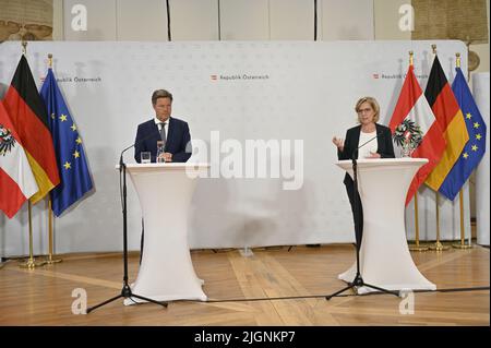 Wien, Österreich. 12.. Juli 2022. Pressekonferenz mit (L) Robert Habeck, Vizekanzler der Bundesrepublik Deutschland und Klimaschutzministerin Leonore Gebessler (R) im Bundesministerium für Kunst, Kultur, Öffentlicher Dienst und Sport in Wien. Thema: Im Mittelpunkt der Gespräche stehen der russische Angriffskrieg und seine Energiepolitik, die wirtschaftlichen und sozialen Folgen für Europa. Quelle: Franz Perc/Alamy Live News Stockfoto