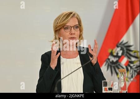 Wien, Österreich. 12. Juli 2022 Pressekonferenz mit Klimaschutzministerin Leonore Gewessler (die Grünen) im Bundesministerium für Kunst, Kultur, Öffentlichen Dienst und Sport in Wien. Thema: Die Gespräche werden sich auf den russischen Aggressionskrieg und seine Energiepolitik sowie die wirtschaftlichen und sozialen Folgen für Europa konzentrieren. Kredit: Franz Perc/Alamy Live News Stockfoto