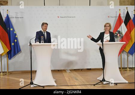Wien, Österreich. 12.. Juli 2022. Pressekonferenz mit (L) Robert Habeck, Vizekanzler der Bundesrepublik Deutschland und Klimaschutzministerin Leonore Gebessler (R) im Bundesministerium für Kunst, Kultur, Öffentlicher Dienst und Sport in Wien. Thema: Im Mittelpunkt der Gespräche stehen der russische Angriffskrieg und seine Energiepolitik, die wirtschaftlichen und sozialen Folgen für Europa. Quelle: Franz Perc/Alamy Live News Stockfoto