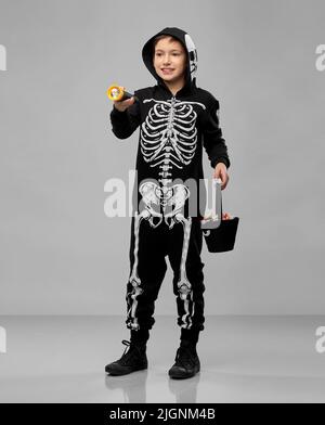 Junge mit Süßigkeiten und Taschenlampe an halloween Stockfoto