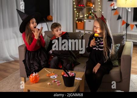 Kinder in halloween-Kostümen spielen zu Hause Stockfoto