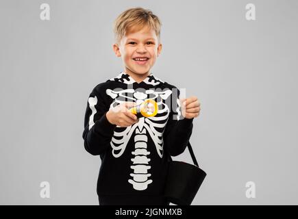 Glücklich mit Süßigkeiten und Taschenlampe an halloween Stockfoto