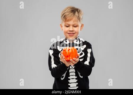 Fröhlicher Junge im halloween Kostüm mit Jack-o-Laterne Stockfoto