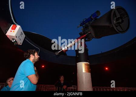 Astronomische Beobachtung mit dem Assumpció Català-Teleskop, dem ersten Teleskop, das nach einer Frau in Europa benannt wurde, im Astronomischen Park von Montsec, Spanien Stockfoto