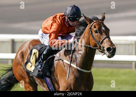 Aktenfoto vom 13-04-2021 von Jockey Jack Mitchell, der auf Double oder Bubble reitet. Trainer Chris Wall fragte sich, was nach dem Abschluss von Double or Bubble im Darley July Cup am Samstag wohl der fünfte Platz gewesen sein könnte. Ausgabedatum: Dienstag, 12. Juli 2022. Stockfoto