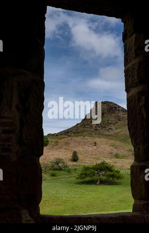 Rosebery auf einem Hügel durch ein Fenster viktorianischer Schießerei in North yorkshire, großbritannien Stockfoto