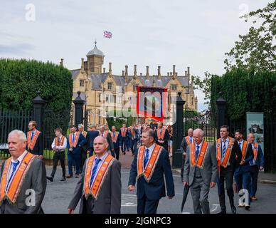 Lurgan, County Armagh, Nordirland.12 Jul 2022. Der 12. Juli ist von Paraden des Oranienordens in Nordirland geprägt. Der Distrikt Lurgan verließ sein Hauptquartier im Brownlow House, bevor er die Stadt zum Kriegsdenkmal aufführte und sich dann zur Hauptdemonstration der Grafschaft Armagh in die Stadt Armagh aufmachte. Dieses Jahr ist das erste volle zwölfte Juli-Fest seit Beginn der Covid-Pandemie im Jahr 2020.die Paraden in Nordirland markieren den Sieg von William von Orange über James in der Schlacht von Boyne im Jahr 1690. Kredit: CAZIMB/Alamy Live Nachrichten. Stockfoto