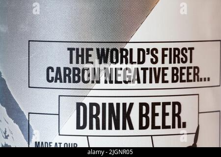 Das erste kohlenstoffnegative Bier der Welt - Details zur Dose von Brewdog Lost Lager Planet First Lager Stockfoto