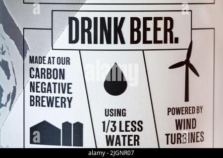 Trinken Sie Bier, das in unserer CO2-negativen Brauerei mit 1/3 weniger Wasser hergestellt wird, das von Windkraftanlagen angetrieben wird - Details zur Dose von Brewdog Lost Lager Planet First Lager Stockfoto