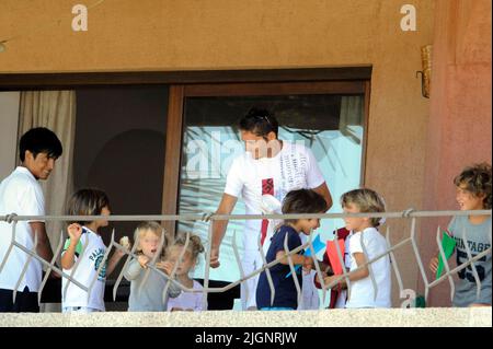 MARE 2009 - SARDINIEN - PORTO CERVO - FRANCESCO TOTTI IM URLAUB MIT DER FAMILIE - DIE FRAU ILARY BLASI - DIE SÖHNE CRISTIAN UND CHANTAL - AUF DEM FOTO MIT GIANCARLO FISICHELLA MIT DER FRAU LUNA UND DEN KINDERN CARLOTTA UND CHRISTOPHER Stockfoto
