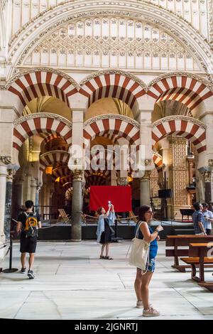 CORDOBA, SPANIEN - 23. MAI 2017: Es handelt sich um nicht identifizierte Touristen in den Räumlichkeiten des Seitenschiffs der Kathedrale von La Mesquita. Stockfoto