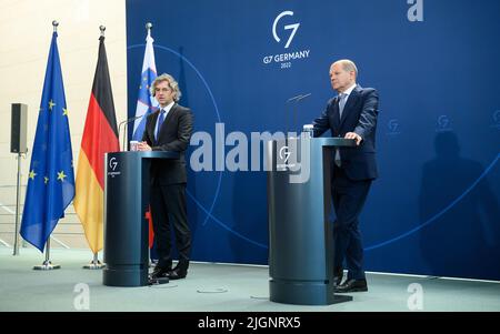 Berlin, Deutschland. 12.. Juli 2022. Bundeskanzler Olaf Scholz (r, SPD) und der slowenische Ministerpräsident Robert Golob äußerten sich nach ihren Gesprächen im Bundeskanzleramt zu einer Pressekonferenz. Quelle: Bernd von Jutrczenka/dpa/Alamy Live News Stockfoto