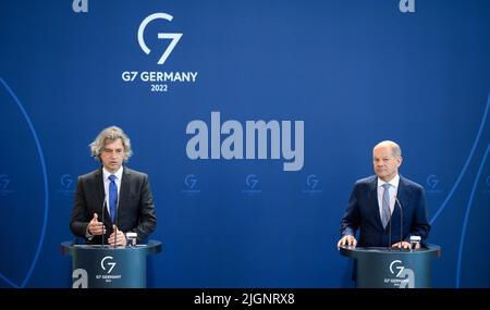 Berlin, Deutschland. 12.. Juli 2022. Bundeskanzler Olaf Scholz (r, SPD) und der slowenische Ministerpräsident Robert Golob äußerten sich nach ihren Gesprächen im Bundeskanzleramt zu einer Pressekonferenz. Quelle: Bernd von Jutrczenka/dpa/Alamy Live News Stockfoto