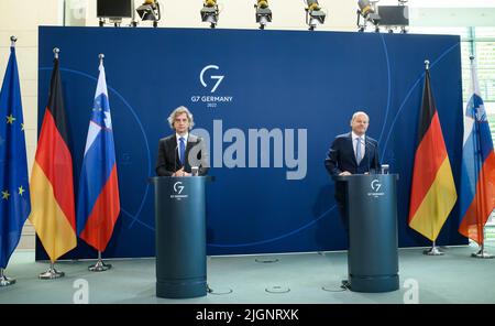 Berlin, Deutschland. 12.. Juli 2022. Bundeskanzler Olaf Scholz (r, SPD) und der slowenische Ministerpräsident Robert Golob äußerten sich nach ihren Gesprächen im Bundeskanzleramt zu einer Pressekonferenz. Quelle: Bernd von Jutrczenka/dpa/Alamy Live News Stockfoto