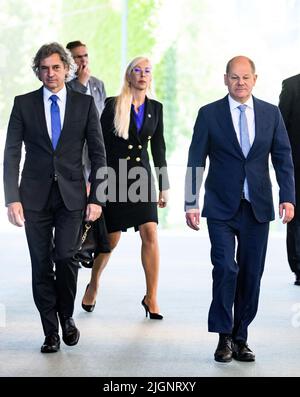 Berlin, Deutschland. 12.. Juli 2022. Bundeskanzler Olaf Scholz (r, SPD) und der slowenische Ministerpräsident Robert Golob kommen nach ihren Gesprächen im Bundeskanzleramt zu einer Pressekonferenz. Quelle: Bernd von Jutrczenka/dpa/Alamy Live News Stockfoto