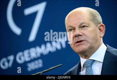 Berlin, Deutschland. 12.. Juli 2022. Bundeskanzler Olaf Scholz (SPD) äußert sich nach ihren Gesprächen im Kanzleramt auf einer Pressekonferenz mit dem slowenischen Ministerpräsidenten Golob. Quelle: Bernd von Jutrczenka/dpa/Alamy Live News Stockfoto