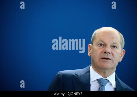 Berlin, Deutschland. 12.. Juli 2022. Bundeskanzler Olaf Scholz (SPD) äußert sich nach ihren Gesprächen im Kanzleramt auf einer Pressekonferenz mit dem slowenischen Ministerpräsidenten Golob. Quelle: Bernd von Jutrczenka/dpa/Alamy Live News Stockfoto