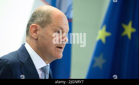 Berlin, Deutschland. 12.. Juli 2022. Bundeskanzler Olaf Scholz (SPD) äußert sich nach ihren Gesprächen im Kanzleramt auf einer Pressekonferenz mit dem slowenischen Ministerpräsidenten Golob. Quelle: Bernd von Jutrczenka/dpa/Alamy Live News Stockfoto