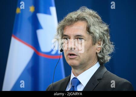 Berlin, Deutschland. 12.. Juli 2022. Robert Golob, Ministerpräsident Sloweniens, spricht nach den Gesprächen im Bundeskanzleramt auf einer Pressekonferenz mit Bundeskanzler Scholz. Quelle: Bernd von Jutrczenka/dpa/Alamy Live News Stockfoto