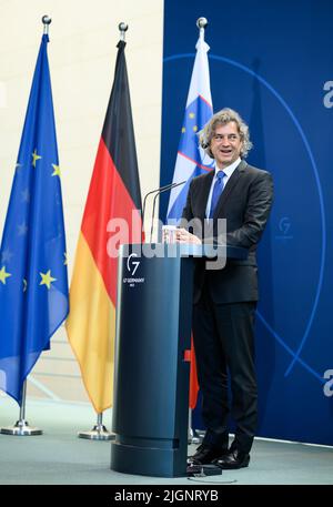 Berlin, Deutschland. 12.. Juli 2022. Robert Golob, Ministerpräsident Sloweniens, spricht nach den Gesprächen im Bundeskanzleramt auf einer Pressekonferenz mit Bundeskanzler Scholz. Quelle: Bernd von Jutrczenka/dpa/Alamy Live News Stockfoto