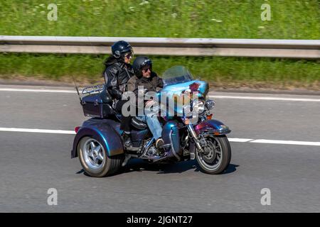 Zwei-up-fahren Custom Harley Davidson Trike; Reisen auf der M61 Motorway, Manchester, Großbritannien Stockfoto