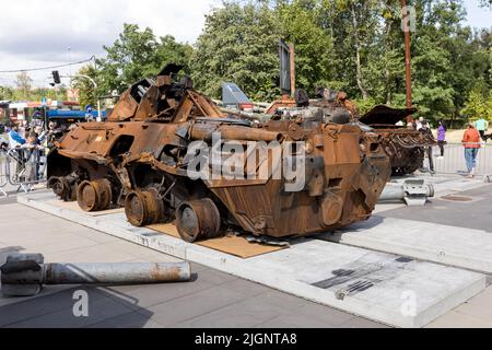 Wrocław, POLEN - 12. JULI 2022: Zerstörte russische Ausrüstungsausstellung "für Ihre und unsere Freiheit" in Wrocław, Panzertransporter BTR-82A Stockfoto