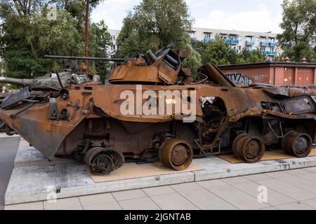 Wrocław, POLEN - 12. JULI 2022: Zerstörte russische Militärausrüstungsausstellung "für Ihre und unsere Freiheit" in Wrocław, Panzertransporter BTR-82A, Stockfoto