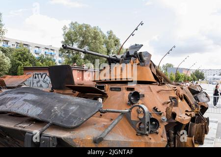 Wrocław, POLEN - 12. JULI 2022: Zerstörte russische Militärausrüstungsausstellung "für Ihre und unsere Freiheit" in Wrocław, Panzertransporter BTR-82A Stockfoto