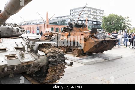 Wrocław, POLEN - 12. JULI 2022: Zerstörte russische Militärausrüstungsausstellung "für Ihre und unsere Freiheit" in Wrocław, Panzertransporter BTR-82A A Stockfoto