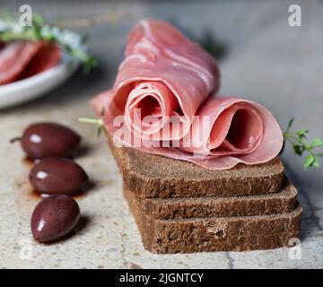 Roggenbrot, Aufschnitt und Oliven für den Vorspeise Stockfoto