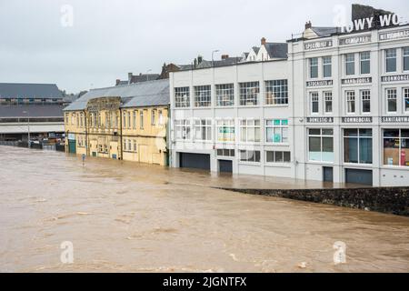 River Towy überwindet die Hochwasserschutzmaßnahmen während des Sturms Callum 2018, Wales, Großbritannien Stockfoto