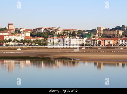 Schloss Castillo del Rey und Kirche Iglesia de Santa María de los Ángeles auf Hügeln in der spanischen Stadt San Vicente de la Barquera Cantabria Spanien Stockfoto