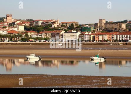 Schloss Castillo del Rey und Kirche Iglesia de Santa María de los Ángeles auf Hügeln in der spanischen Stadt San Vicente de la Barquera Cantabria Spanien Stockfoto