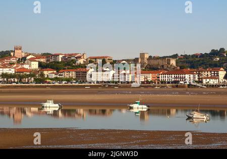 Schloss Castillo del Rey und Kirche Iglesia de Santa María de los Ángeles auf Hügeln in der spanischen Stadt San Vicente de la Barquera Cantabria Spanien Stockfoto