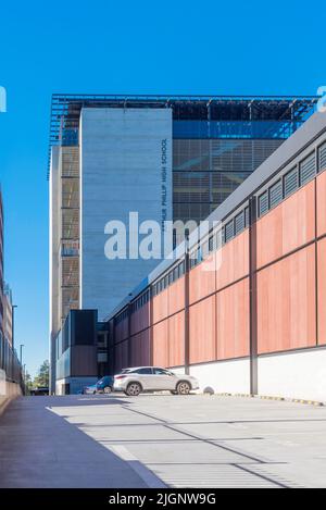 Die Arthur Phillip High School ist die erste High Rise High School von New South Wales und befindet sich in der Macquarie Street Parramatta in den westlichen Vororten Sydneys. Stockfoto