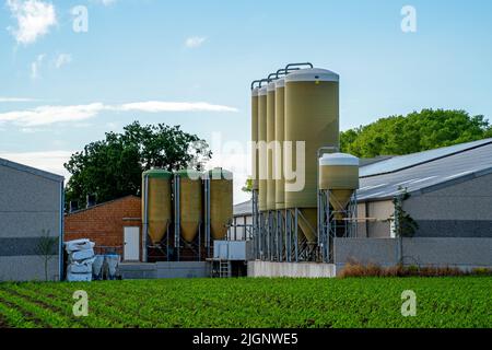 Silos mit Viehfutter auf einer Farm Stockfoto