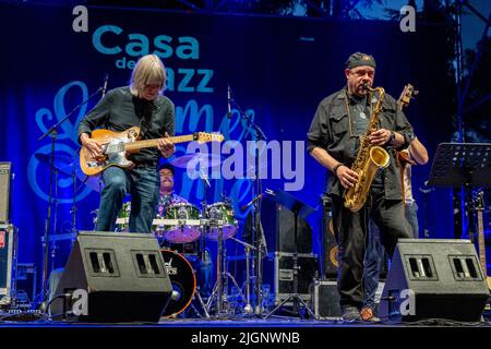 Konzert des Iikonic-Gitarristen MIKE Stern und des Drums DENNIS CHAMBERS in der Casa del Jazz in Rom am 10.07.2022 zum Roma Summer Fest. Weitere Bandmitglieder: BOB FRANCESCHINI Sax Tenore und CHRIS MINH DOKY Bass Stockfoto