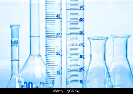 Symbol Foto Wissenschaft mit Reagenzgläsern und Glasflaschen Stockfoto