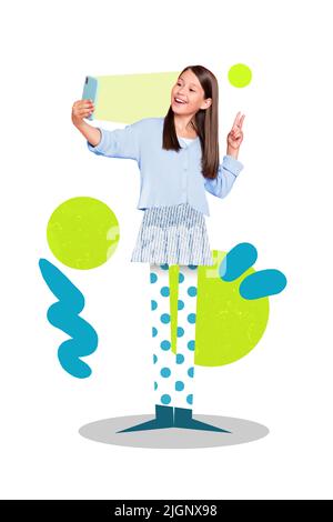 Vertikale Collage Illustration von positiven lustigen Kind halten Telefon machen Selfie zeigen V-Zeichen Zeichnung Beine isoliert auf kreativen Hintergrund Stockfoto