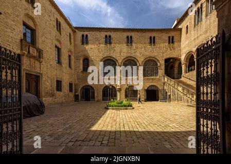 Innenhof des Bischofspalastes von Barcelona und aktuelle Diözesanarchiv der Stadt (Barcelona, Katalonien, Spanien) ESP: Patio del palacio Episcopal Stockfoto