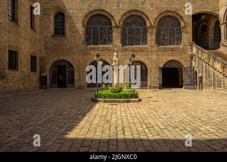 Innenhof des Bischofspalastes von Barcelona und aktuelle Diözesanarchiv der Stadt (Barcelona, Katalonien, Spanien) ESP: Patio del palacio Episcopal Stockfoto