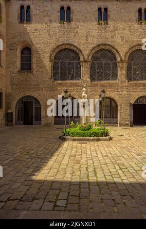 Innenhof des Bischofspalastes von Barcelona und aktuelle Diözesanarchiv der Stadt (Barcelona, Katalonien, Spanien) ESP: Patio del palacio Episcopal Stockfoto