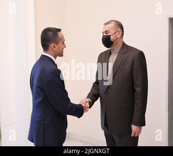 Rom, Rom, ITALIEN. 11.. Juli 2022. Italiens Außenminister LUIGI DI MAIO (L) trifft sich am 11. Juli 2022 in Farnesina, Rom, mit dem iranischen Außenminister HOSSEIN AMIR-ABDOLLAHIAN (R). (Bild: © Iranisches Außenministerium via ZUMA Press Wire) Stockfoto