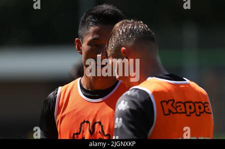 Ryota Morioka von Charleroi und Nauris Petkevicius von Charleroi während eines Trainings des belgischen Fußballteams der ersten Liga, Sporting Charleroi, vor der Saison 2022-2023, Dienstag, 12. Juli 2022 in Garderen, Niederlande. BELGA FOTO VIRGINIE LEFOUR Stockfoto