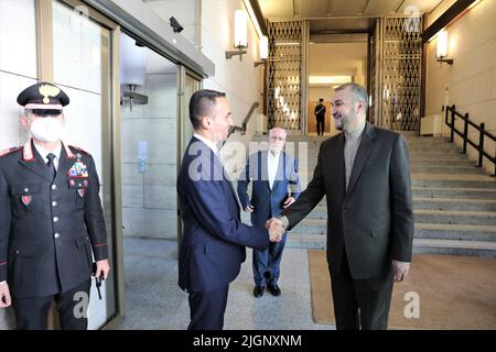 Rom, Rom, ITALIEN. 11.. Juli 2022. Italiens Außenminister LUIGI DI MAIO (L) trifft sich am 11. Juli 2022 in Farnesina, Rom, mit dem iranischen Außenminister HOSSEIN AMIR-ABDOLLAHIAN (R). (Bild: © Iranisches Außenministerium via ZUMA Press Wire) Stockfoto